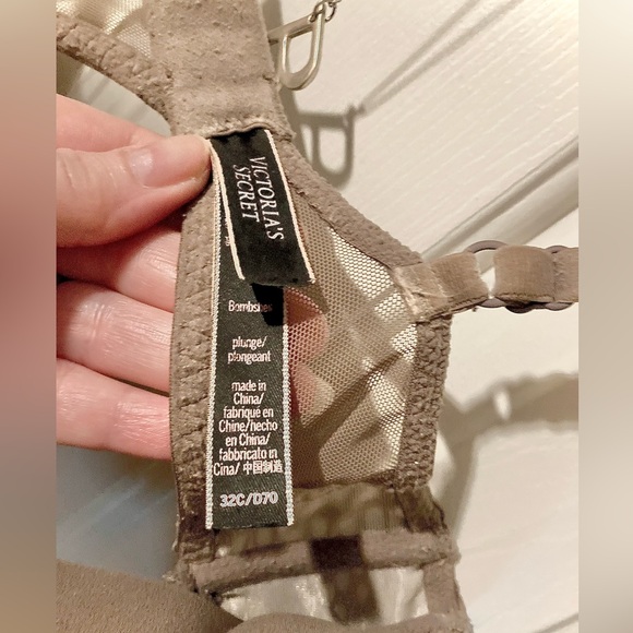 Victoria’s Secret plunge Bra with lace accents. - Picture 5 of 13